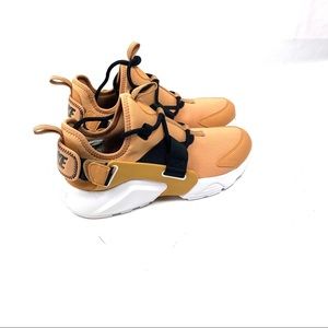NWOT Nike  Air Huarache City Low